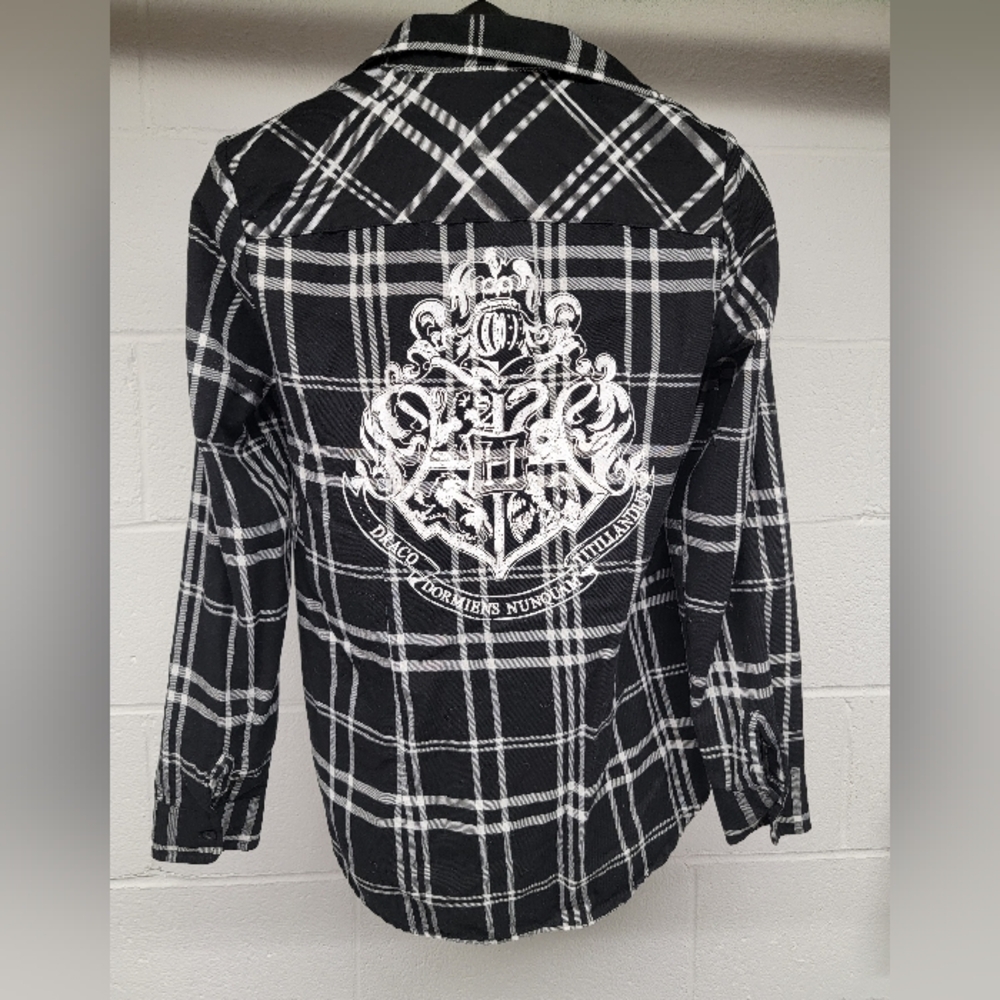 Harry Potter Hogwarts Black and White Plaid flannel Button up medium. NWOT